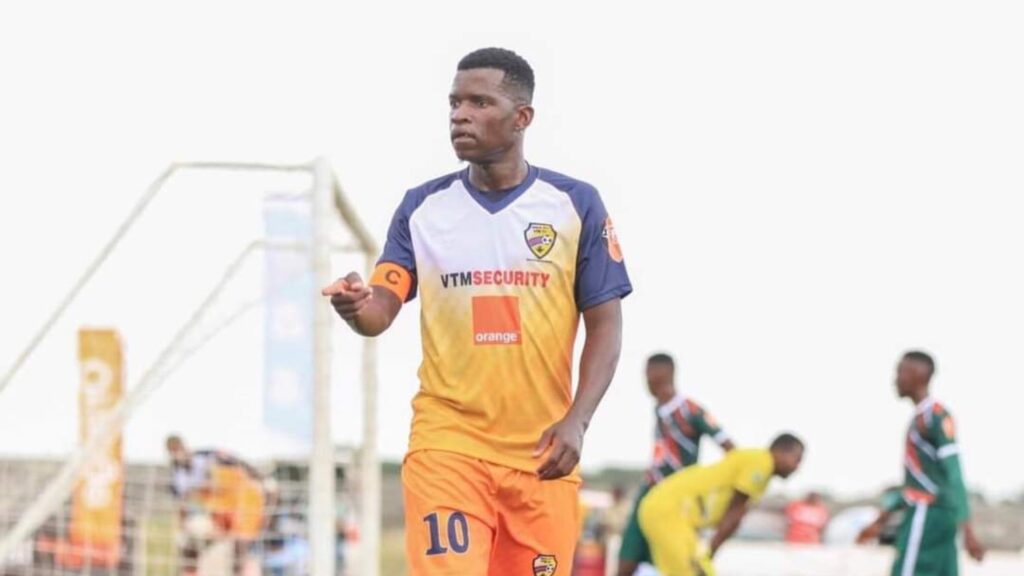 Omunye umdlali owaduma kwi-Orlando Pirates kodwa osedlala eBotswana uThabo Rakhale okwiTownship Rollers kuleli zwe elingomakhelwane.