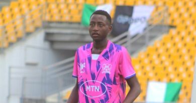 Isikhulu sithumbe unozinti esimsola ngokudayisa imidlalo