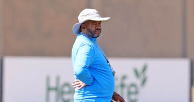 Ucikeke wafa u-Mngqithi umfanyana oqoqa amabhola ‘ebadelela’