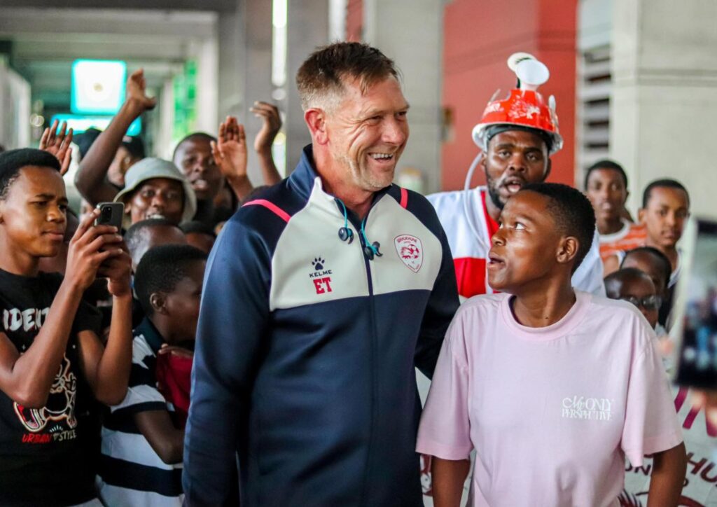 U-Eric Tinkler 'ucasukile', ufuna ukubhodlela kwi-Pirates
