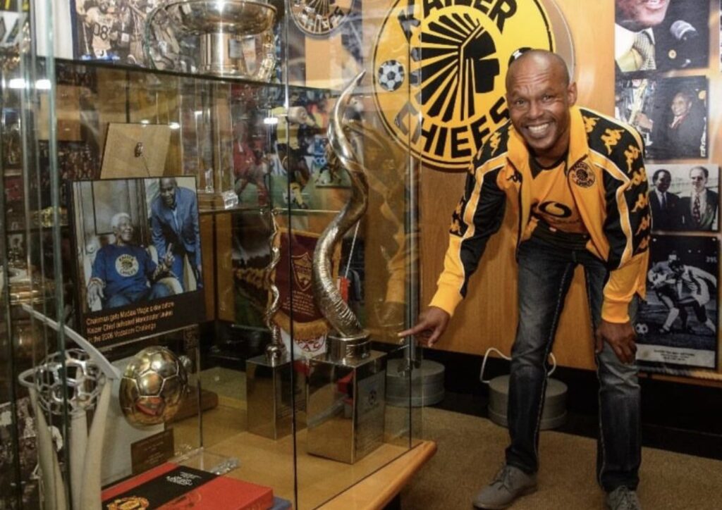 UJabu Mahlangu ushiya unkosikazi ‘ngekhadi elibomvu’