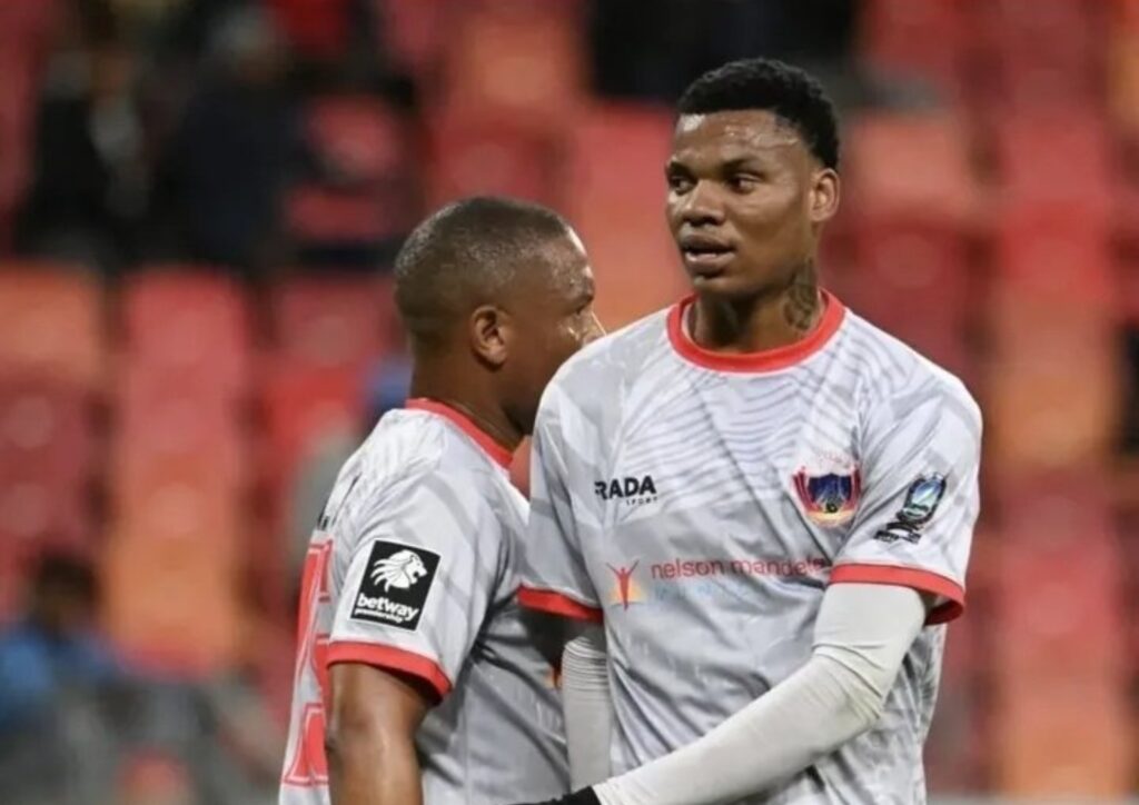 Kuxwayiswa uSinoxolo Kwayiba ngokugijimela kwi-Pirates