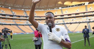 U-Itu Khune uveza okwamkhuba emoyeni, ucebisa abagxekwayo