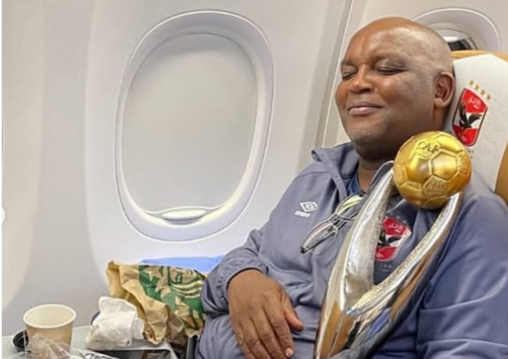 Liyalelwe uPitso Mosimane elasenhla ne-Afrika elicinga umqeqeshi