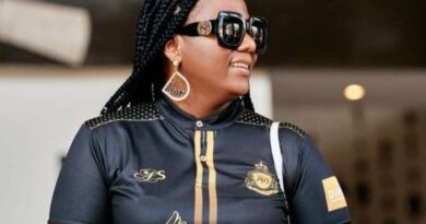 Kusolwa uMaMkhize ngokuphendula abe-Royal AM inhlekisa