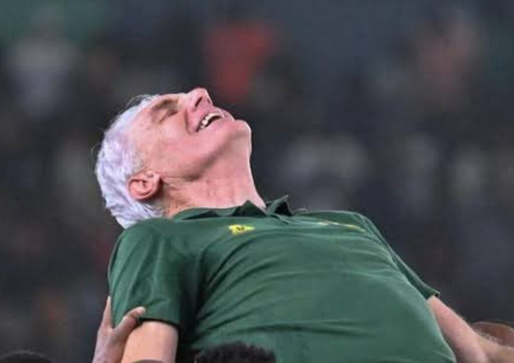 UHugo Broos uxwayisa ngokuncoma kakhulu elika-Under 20