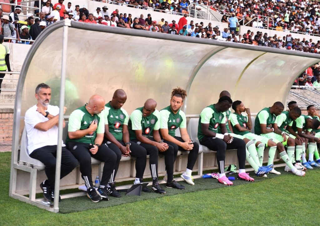 Kubuya ubuso obujwayelekile ebhentshini le-Pirates