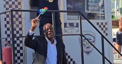 U-Mdaka uphawula ngeyomholo wakhe edingidwa esidlangalaleni