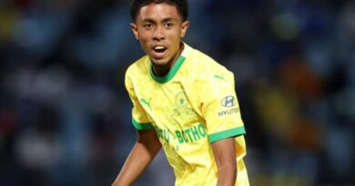 U-Khune uphawula ngo-Mathews oshwebe uqekelele