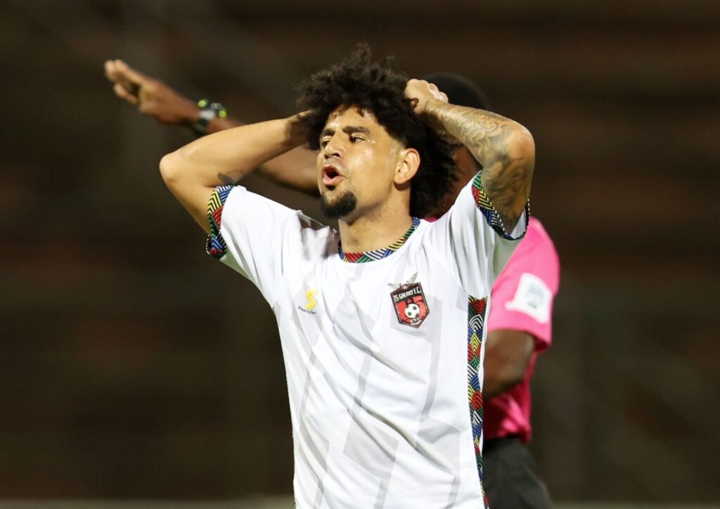 UKeagan Dolly ubalisa ngesimo esibucayi abhekene naso