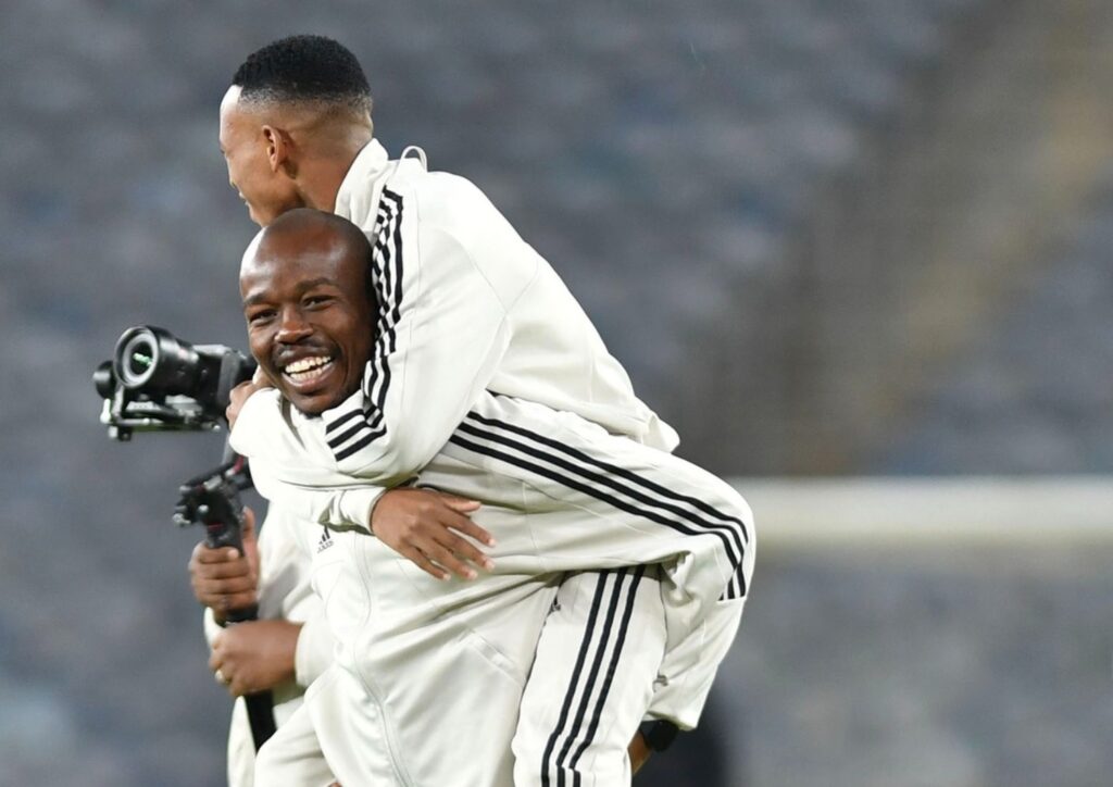 USibisi uphawula ngokunikwa esobukaputeni kwi-Orlando Pirates