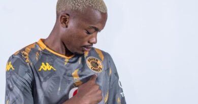 Usefikile uKhanyisa Mayo, usenikwe nenombolo azoyigqoka