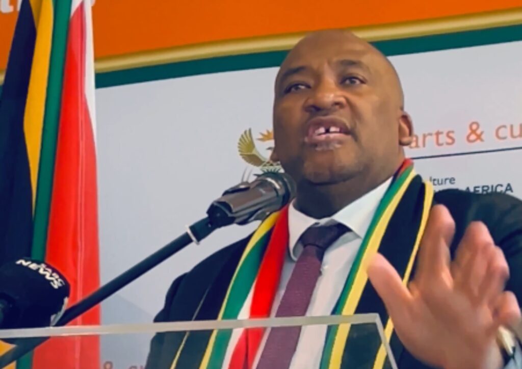 U-McKenzie ufuna incazelo kwiSafa ngekaMokoena - uxolisa kwiFifa