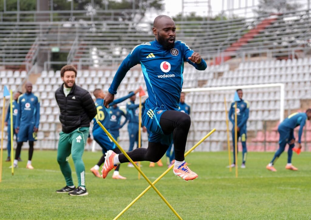 Ingabe u-Makhaula ubefanelwe elibomvu? uHlungwani uyacacisa