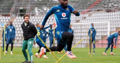 Ingabe u-Makhaula ubefanelwe elibomvu? uHlungwani uyacacisa