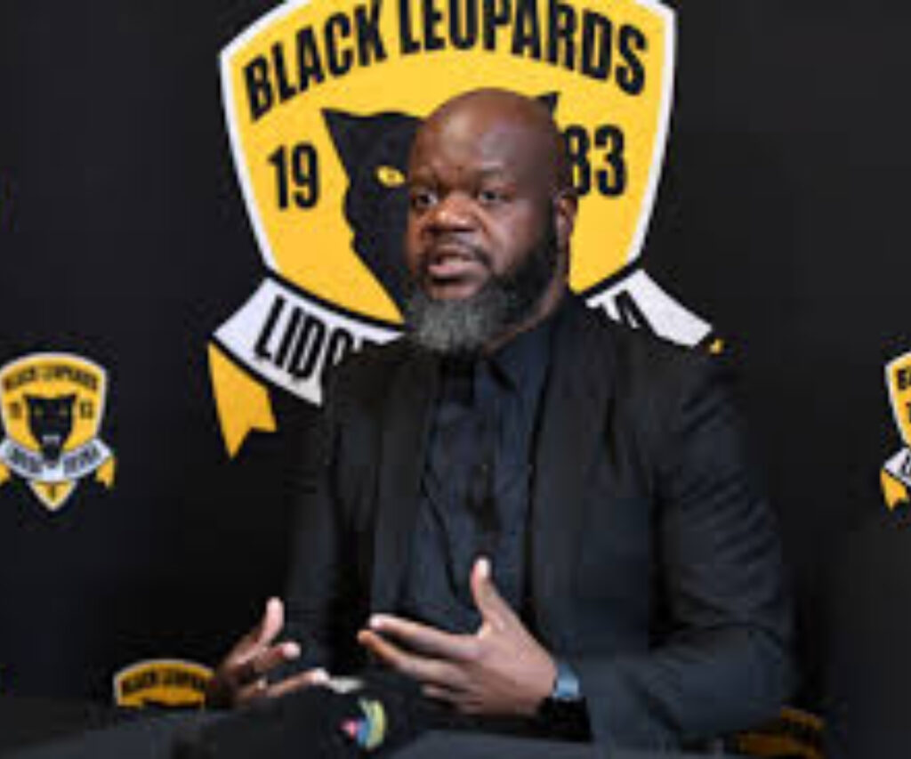 Ushelwa yiBlack Leopards umqeqeshi onamava 