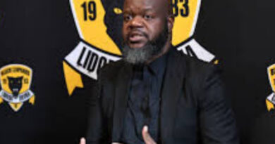 Ushelwa yiBlack Leopards umqeqeshi onamava 