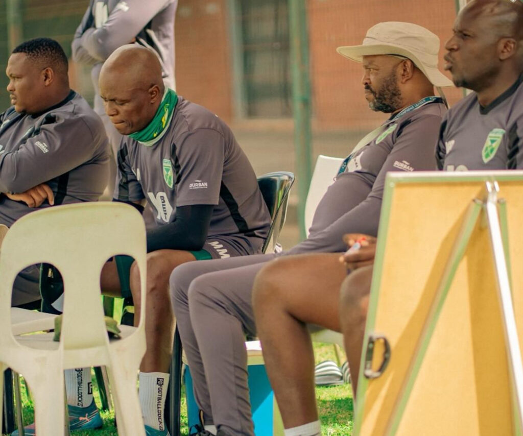 U-Mngqithi uhlonza owePirates afisa bakhe bakopele kuye
