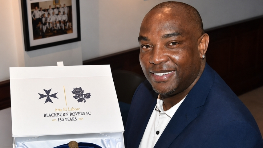 UBenni McCarthy uhlonishwe yiqembu avelela kulo kwi-EPL
