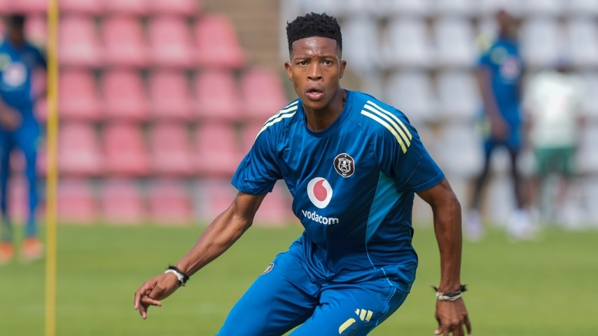 Ingwazi incoma ithonya likaYanela Mbuthuma kwiPirates