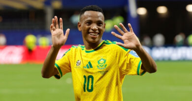 If Relebohile Mofokeng joins this club, he will link up with Shawn Bishop, who previously worked at Mamelodi Sundowns, and former Pirates assistant coach Chris O'Loughlin.