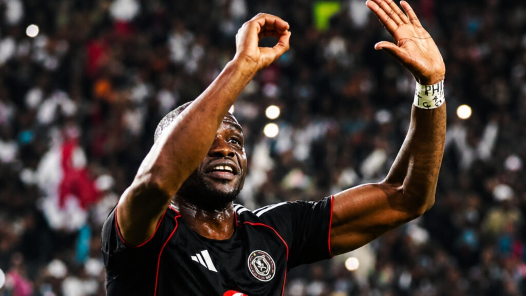 If Kaizer Chiefs sign him, Tshegofatso Mabasa will reunite with his former Pirates teammates, Paseka Mako and Thabiso Monyane.