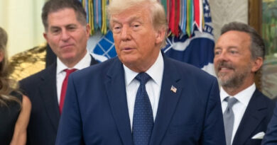 Donald Trump also criticized the Brazilian referee, Raphael Claus, saying he made a mistake by sending off Folarin Balogun.