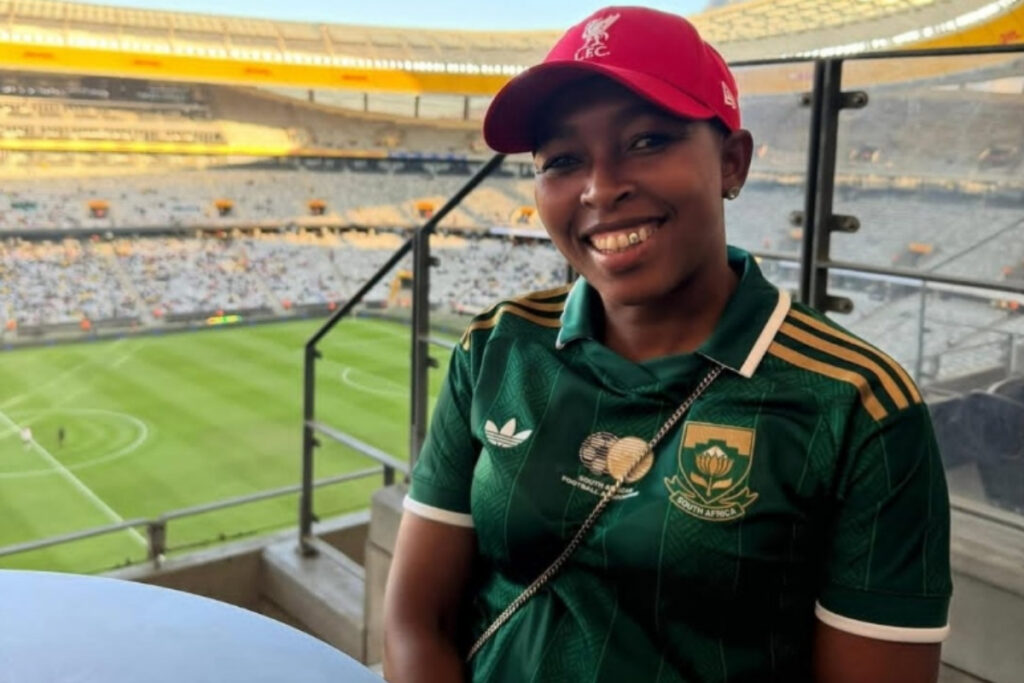 Naomi Mofokeng, the mother of departing Orlando Pirates star Relebohile Mofokeng, has issued an emotional public apology to Kaizer Chiefs supporters