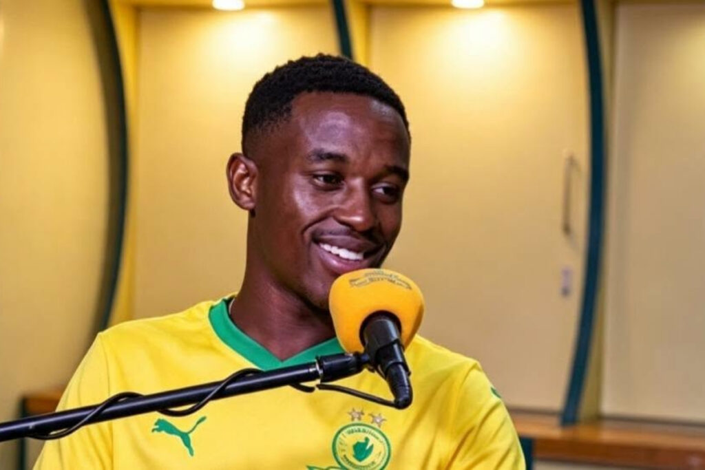 Since Siyanda Ndlovu is now playing alongside his hero Themba Zwane in the same team, he will now be able to learn a lot from him every day.