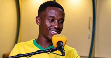 Since Siyanda Ndlovu is now playing alongside his hero Themba Zwane in the same team, he will now be able to learn a lot from him every day.