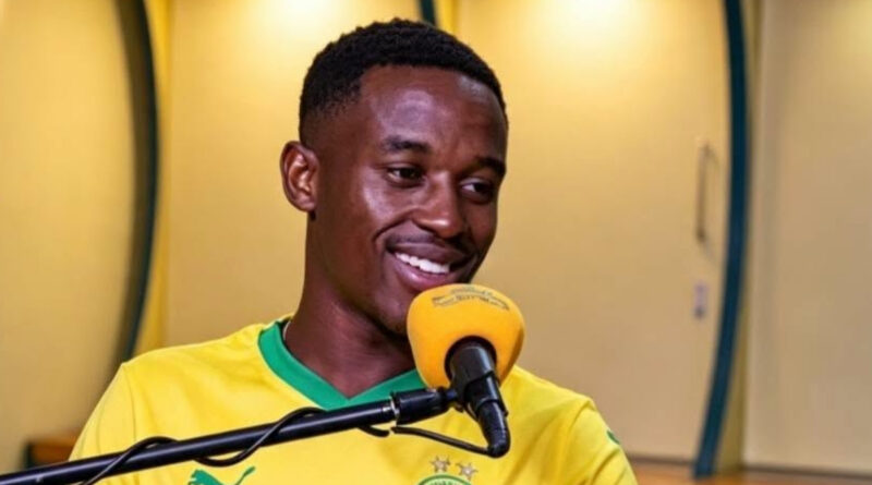 Since Siyanda Ndlovu is now playing alongside his hero Themba Zwane in the same team, he will now be able to learn a lot from him every day.