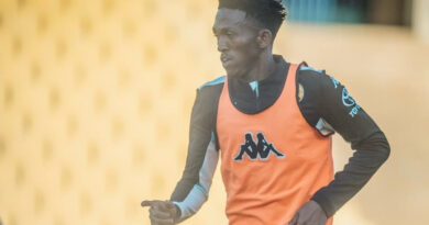 Khanye even said that Adolf Mtasingwa appears to be at Kaizer Chiefs just to make up the numbers.
