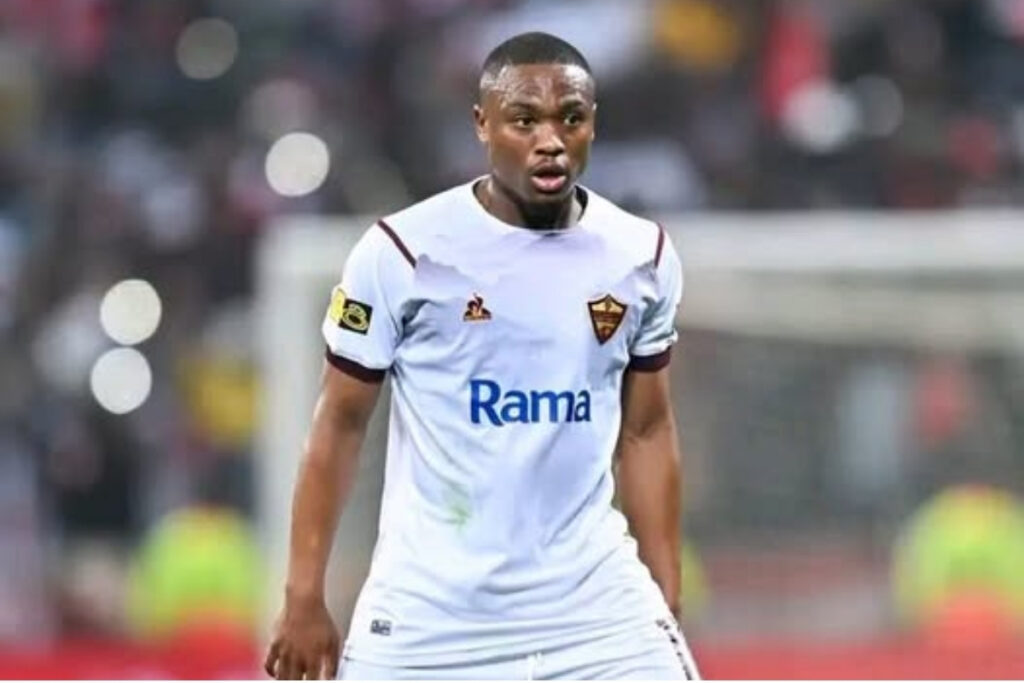 Kaizer Chiefs is expected to announce Langelihle Phili as their new player this week, as he was spotted at the Johannesburg airport over the weekend.