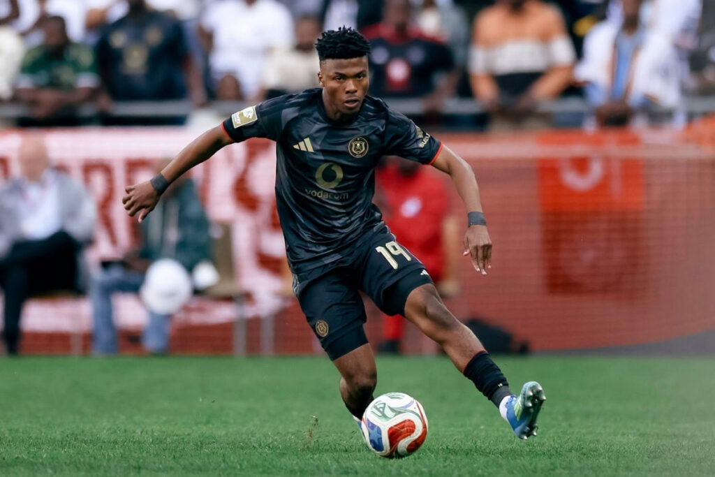 This season, Neo Rapoo will compete with Hotto and Nkosikhona Ndaba for the left-back position at Orlando Pirates.