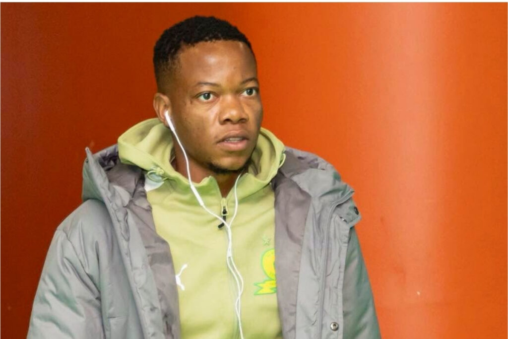 After the match, Miguel Cardoso carried Siphelele Mkhulise on his shoulders and took him to the fans so they could applaud him.