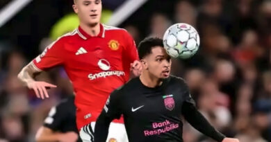 Lisandro Martínez scored the fourth goal in the 68th minute following a defensive mistake that Aden McCarthy was also involved in.