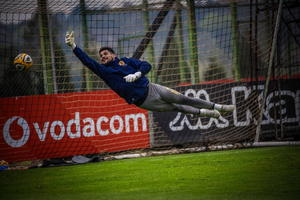 What impressed Junior Khanye was the way this Kaizer Chiefs goalkeeper looked as though he had been with the team for a long time.